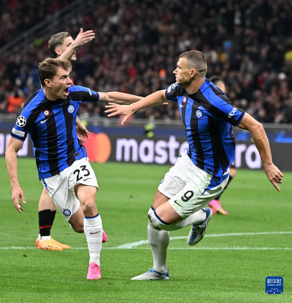 弗赖堡的文森佐·格拉菲诺（32岁）在打破俱乐部德甲进球纪录时向尼尔斯·彼得森致敬（弗赖堡32岁前锋文森佐·格拉菲诺破队史德甲进球纪录，致敬尼尔斯·彼得森）