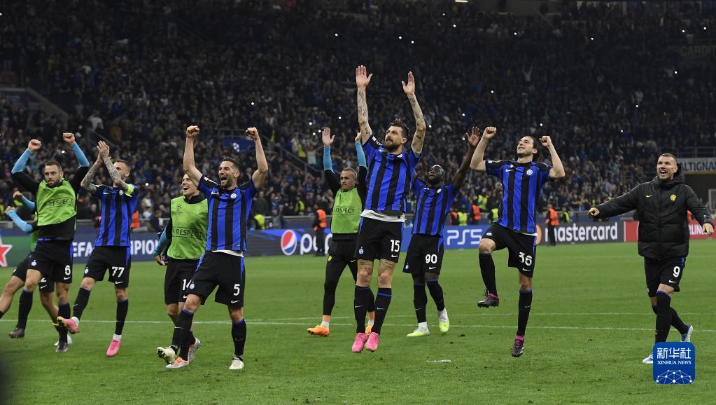 格纳布里：凯恩在防守中表现出色，进球归功于球队定位球教练