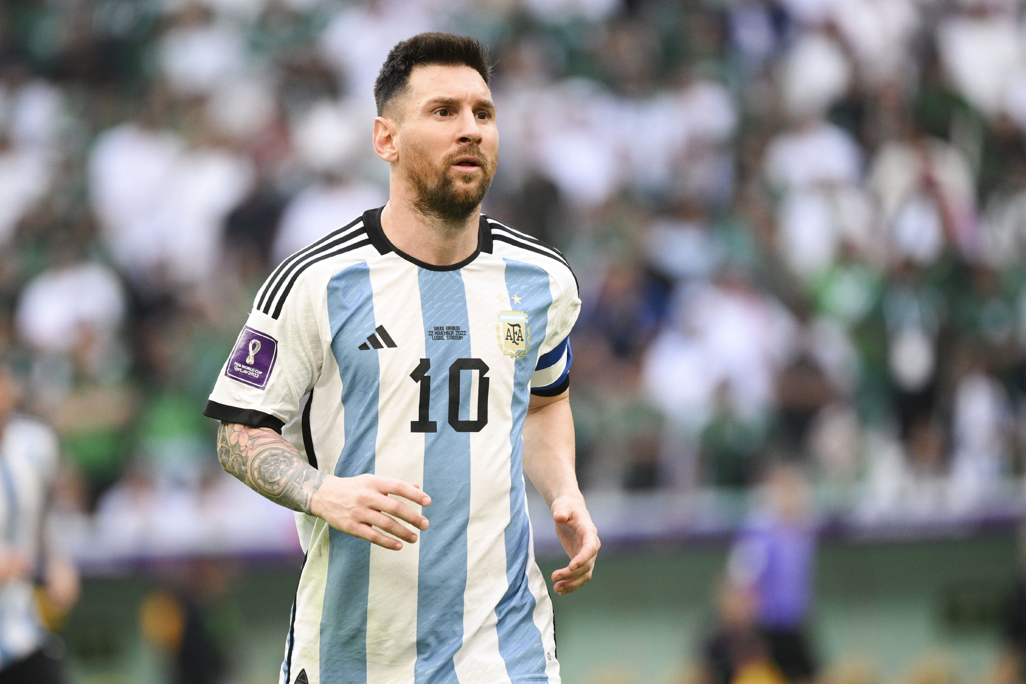 孙颖莎的身体柔韧性太好了，膝盖不弯，就这样直下去系鞋带，没几个人能做到吧