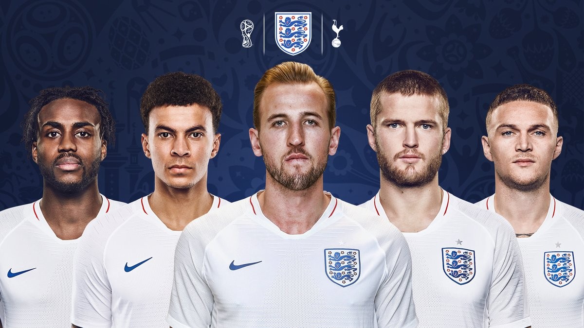 意大利赛车手罗西回忆马拉多纳：我曾单膝跪地亲吻他的左脚